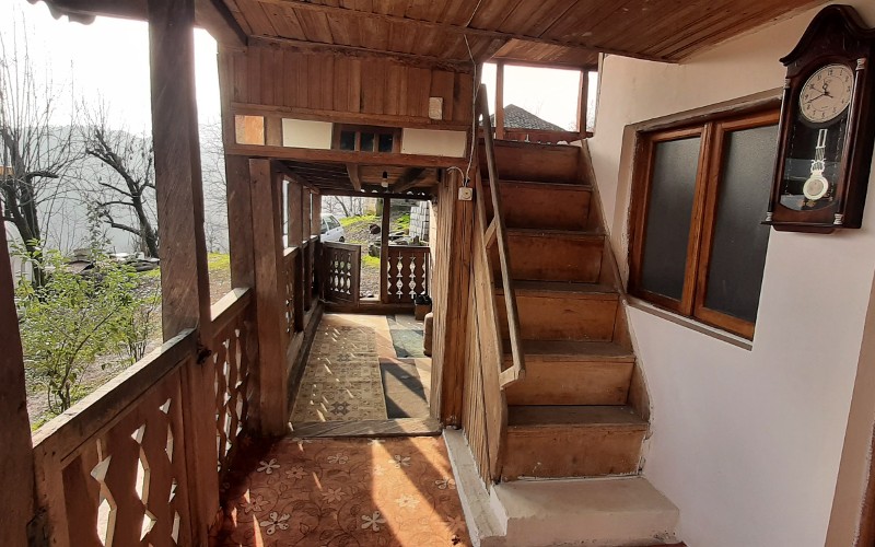 مرمت و نگهداری خونه قدیمی روستایی در جنگل و کوه