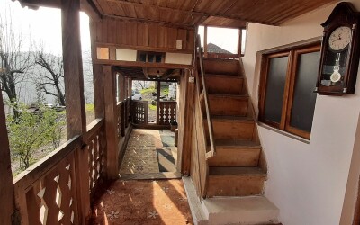 مرمت و نگهداری خونه قدیمی روستایی در جنگل و کوه