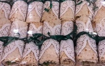 کمک به تهیه لقمههای افطاری ساده خیابانی