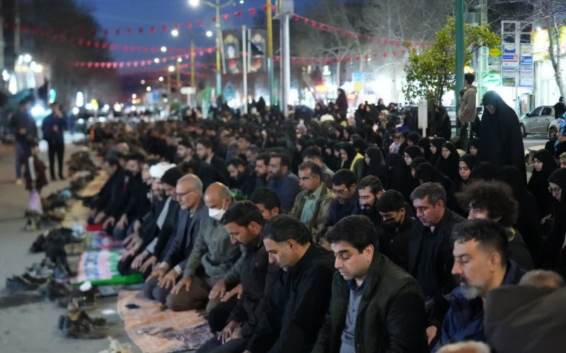 خرید مواد غذایی و ساخت ساندویچ جهت ارایه به تجمع کنندگان نبش خیابان بعثت خرم آباد