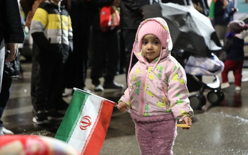 خرید وتوزیع پرچم ایران برای تجمعات شبانه در ایلام