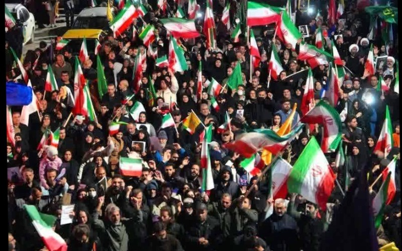 شرکت در گردهمایی شبانه با هدف حمایت از نیروهای مسلح