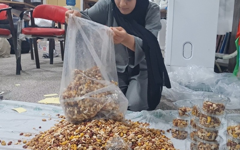 تهیه آجیل و بسته های شیرینی برای رزمندگان اسلام