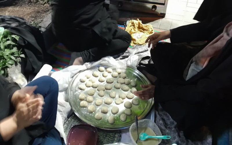 پخت نون چایی و پذیرایی از جمعیت