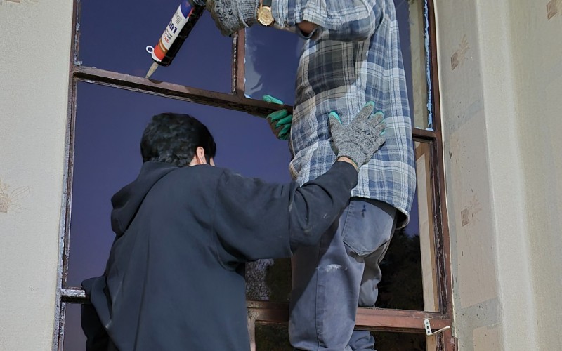 نصاب و کمک نصاب شیشه پنجره