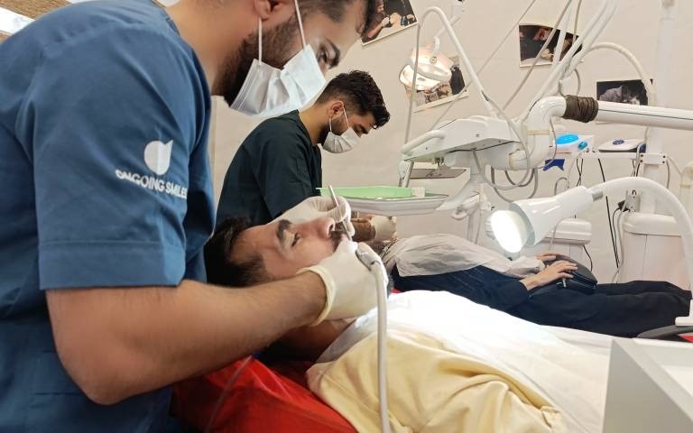 داوطلب برای خدمات دندان پزشکی به نیازمندان