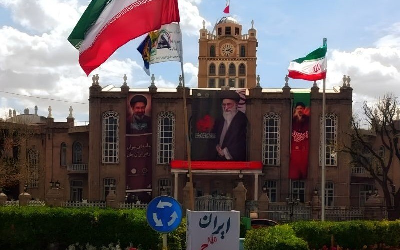 جذب داوطلب برای اهتزاز 24 ساعته پرچم ایران در میدان ساعت