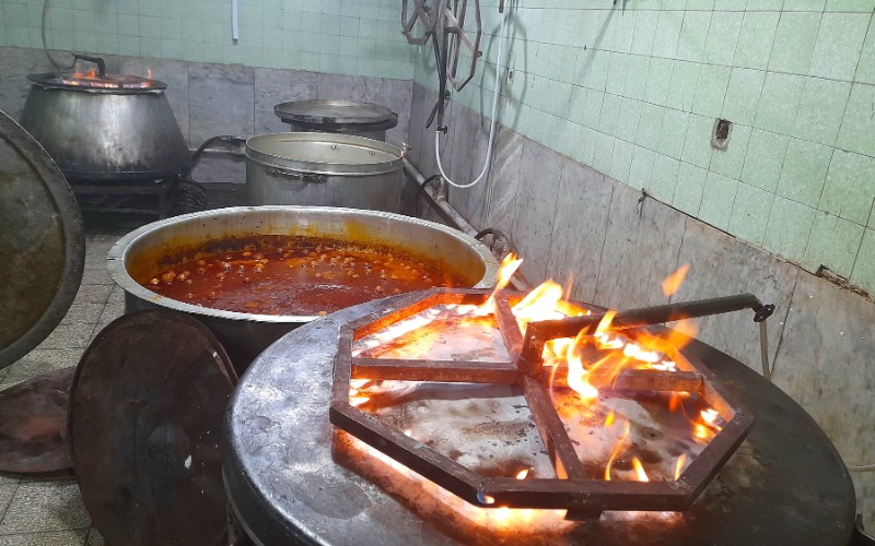برپایی موکب و پخت و توزيع غذای گرم در مراسم تشییع پیکر مقام معظم رهبری