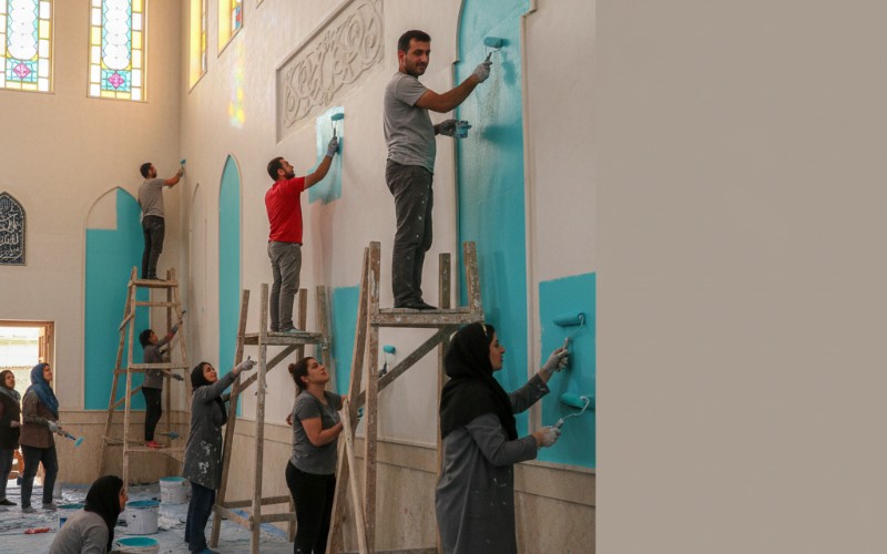 کمک در رنگ آمیزی مسجد
